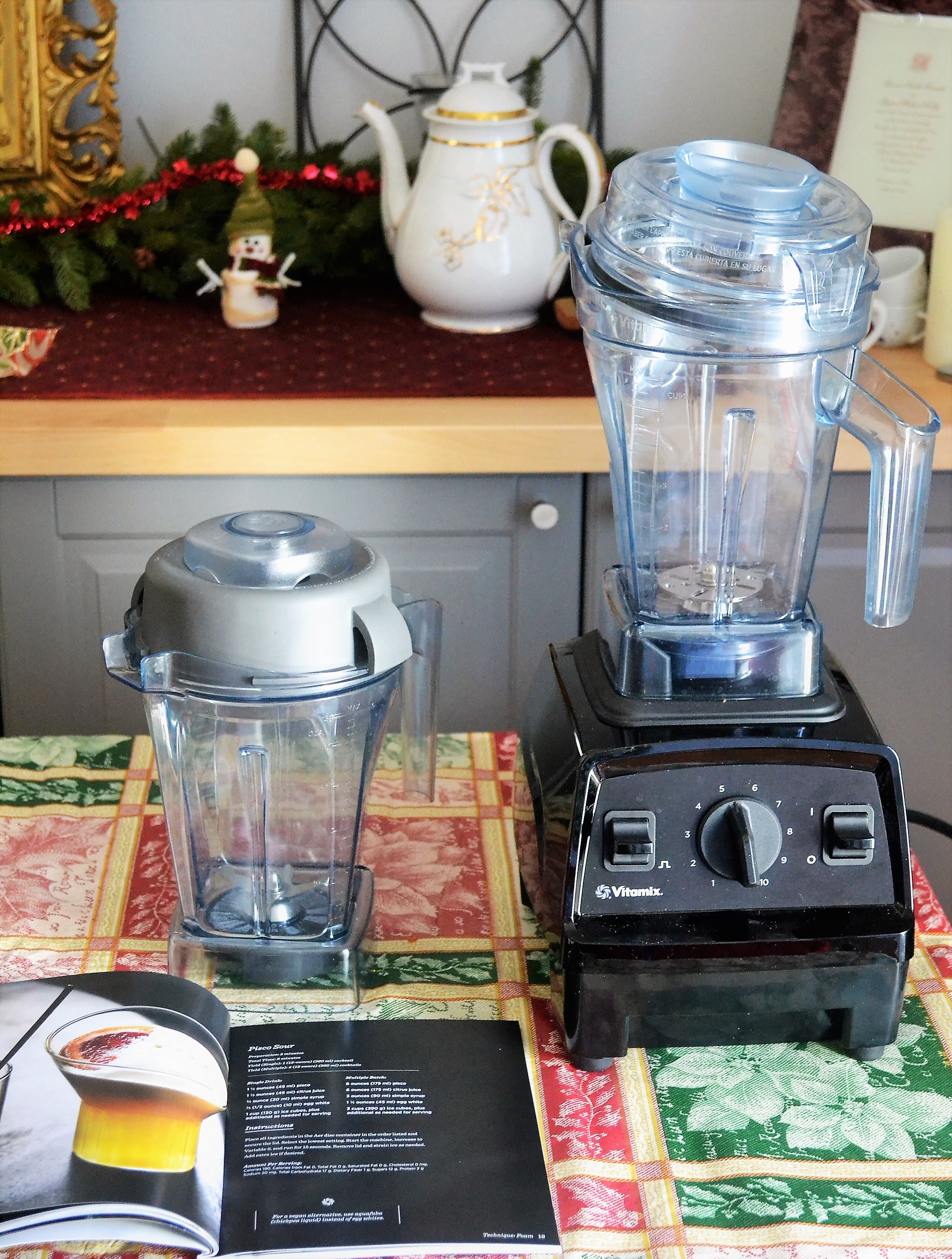 http://singerskitchen.com/wp-content/uploads/2018/12/Vitamix-Aer-Disc-Container-and-E310-Explorian-Blender.jpg